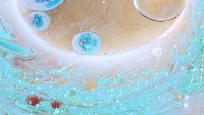 多色丙烯酸涂料气泡在水中移动并爆炸