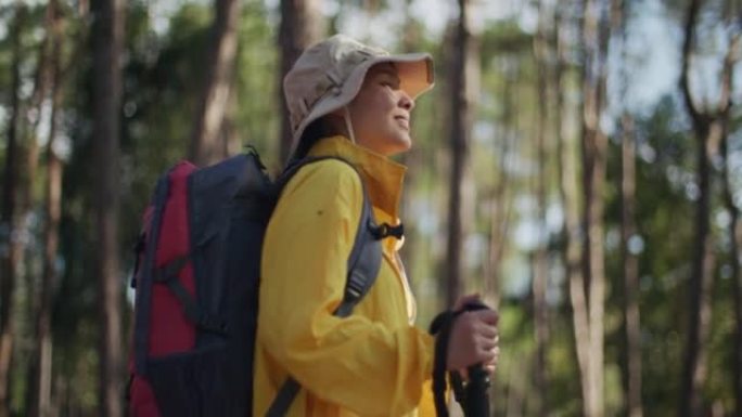 年轻女子在森林徒步旅行时考虑