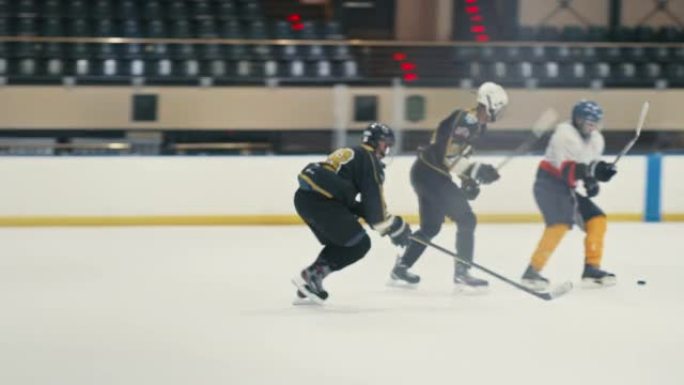 冰球运动员在溜冰场用棍棒，圆盘和运动服进行比赛。专业运动队在体育场内装备的锦标赛比赛中滑冰。