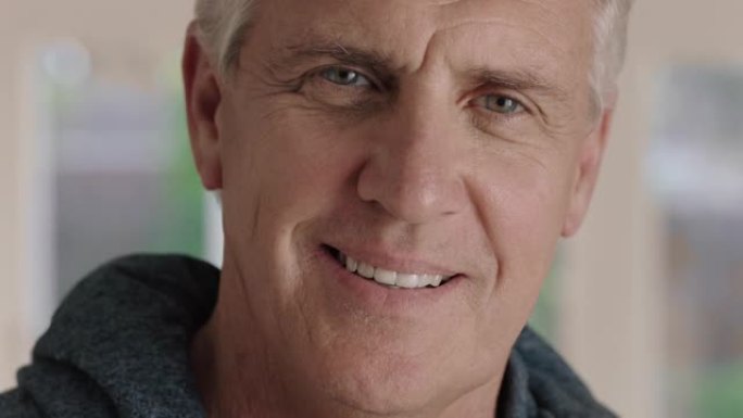 肖像快乐成熟男人微笑自信中年男性享受成功退休感觉积极在家4k镜头