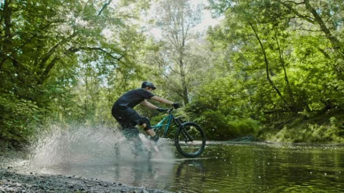 超级SLO MO MTB骑自行车的人在溪流中骑行