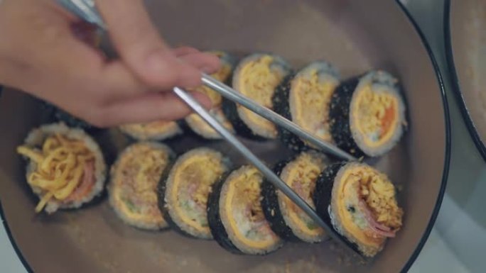 准备用筷子在韩式菜单中使用的Kimbap寿司卷的特写镜头。