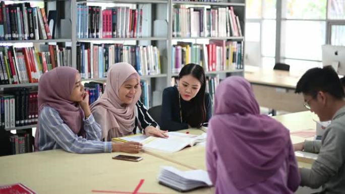 在图书馆学习的亚洲大学生
