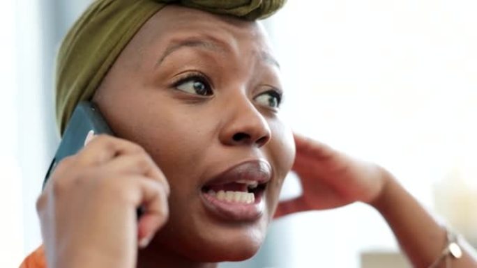 黑人妇女使用智能手机，在电话中讲话并获得喜讯。微笑着，笑着和手机上的朋友聊天的女性肖像。救济，放松和