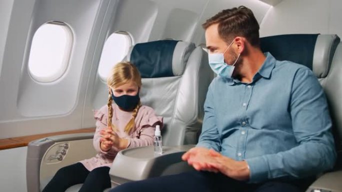 飞机上的手消毒外国父女疫情防护