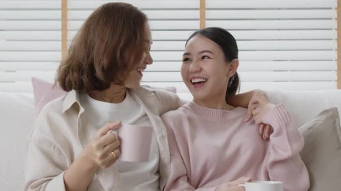 亚洲家庭谈话沙发家庭高级母亲成人儿童谈话。