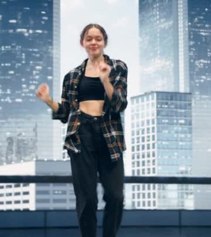 垂直屏幕: 时尚的年轻专业女舞者在Led墙壁屏幕前表演互联网迷因舞蹈套路，现代城市天际线和工作室环境