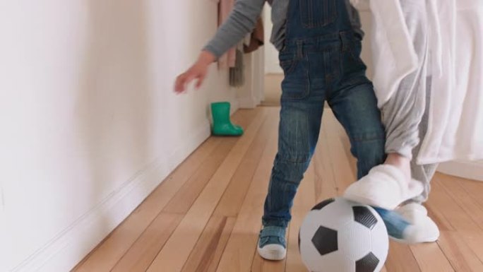 快乐的母子在家玩足球小男孩和妈妈一起玩游戏，享受快乐的周末4k镜头