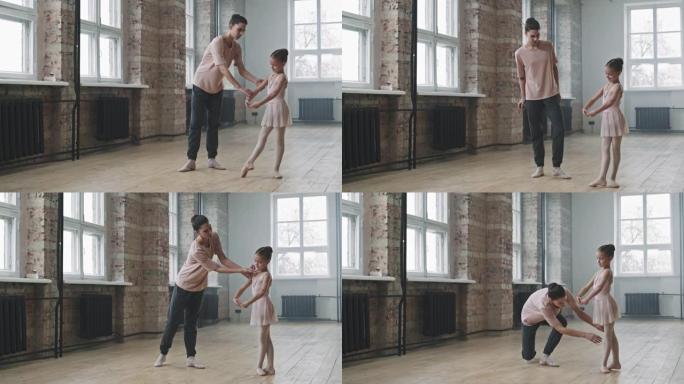 小芭蕾舞演员与教练一起学习芭蕾舞姿势