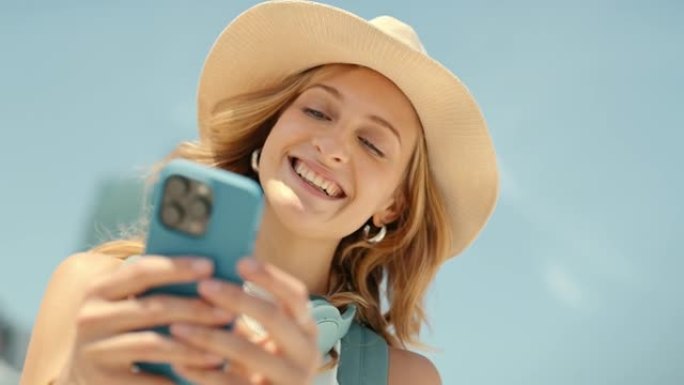 女人，电话和蓝天，用于有趣的聊天或交流，用于旅行和5g互联网。快乐的模特在澳大利亚暑假用智能手机在网