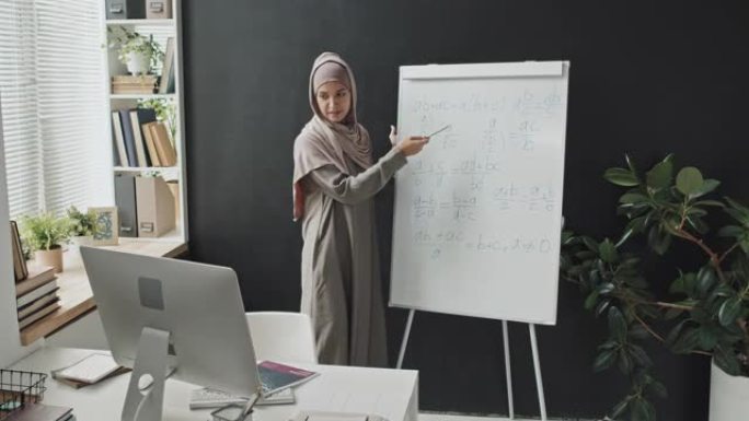 穆斯林老师在网上上数学课