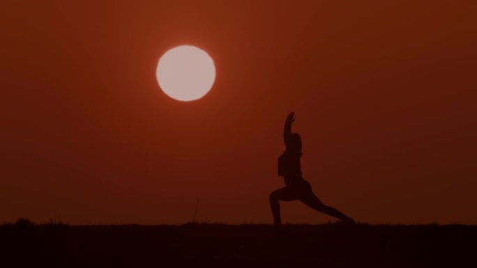 SLO MO WS无法识别的女人在日落时做伸展运动