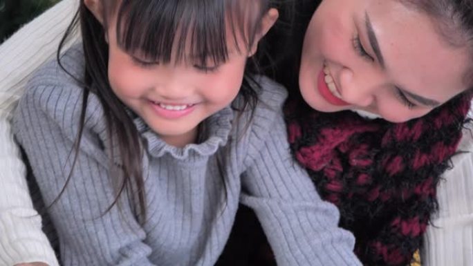 幸福的家庭亚洲小女孩年龄6岁，在家和妈妈在一起。妈妈和孩子温柔的时刻。