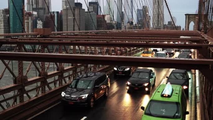曼哈顿城市天际线和黄昏时布鲁克林大桥的交通