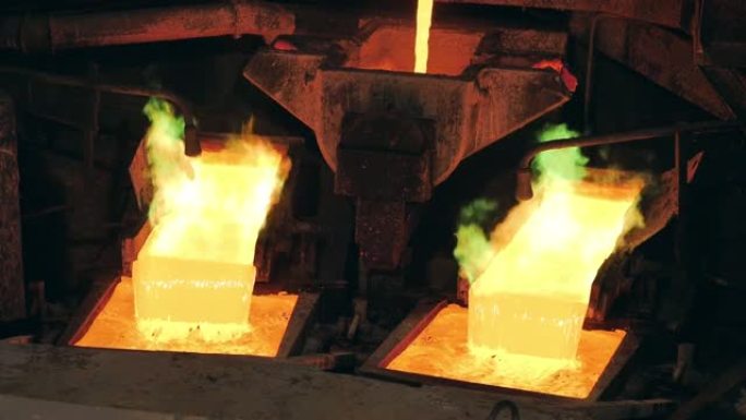 熔铜在铸造厂燃烧和流动