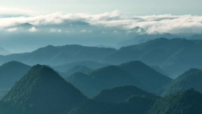 日出时朦胧早晨的鸟瞰图