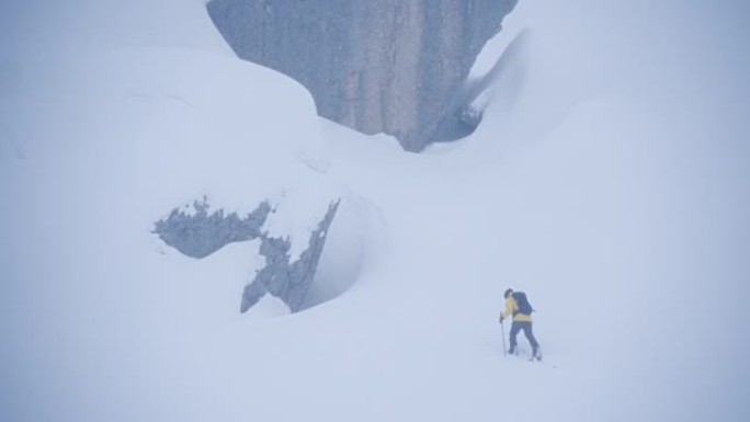 滑雪登山登山攀登者攻克困难暴风雪