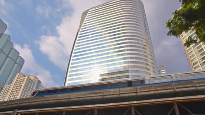 曼谷。BTS火车和空中金融大楼