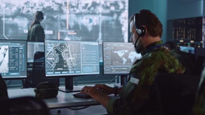 军事监视人员在中央办公室中心进行城市跟踪操作，以进行网络控制和监视，以管理国家安全，技术和军队通信。