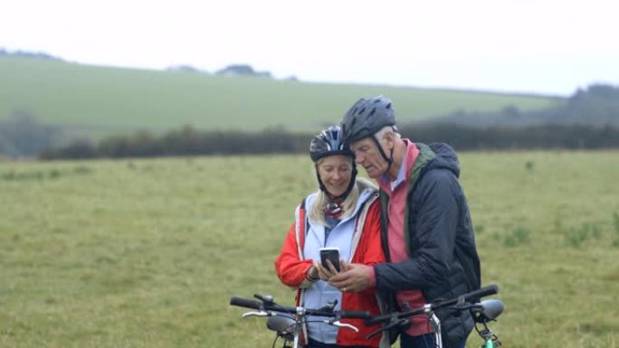 检查方向手机导航指引老人骑行旅游老年夫妇