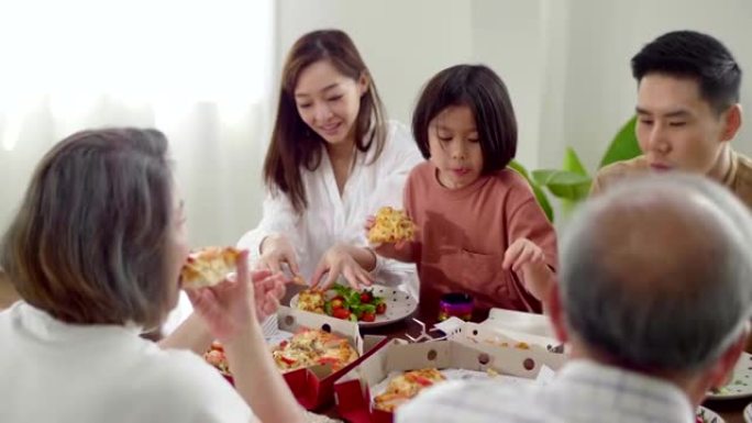 亚洲家庭在舒适的家中一起吃午餐