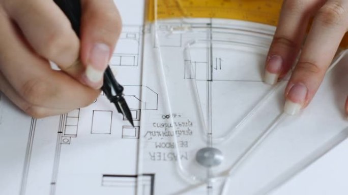 建筑师手持铅笔，为建筑计划设计蓝图