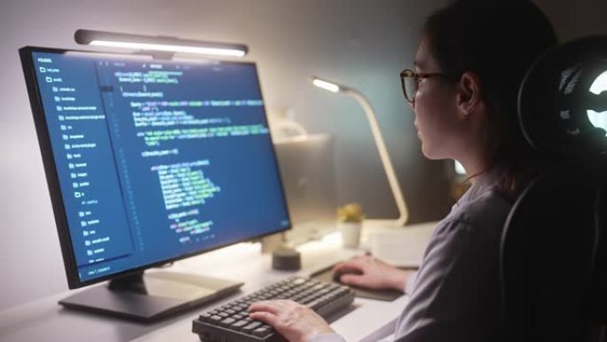 开发人员程序员在晚上处理计算机代码