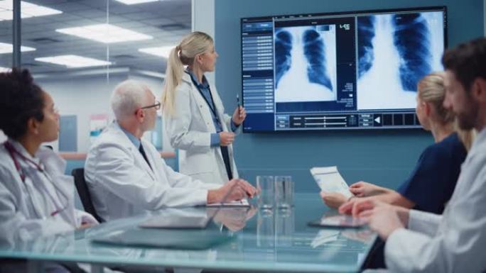 医院会议室: 女医师在电视屏幕上展示患者的x射线，医生团队讨论患者的治疗。研究科学家谈论治愈，药物，