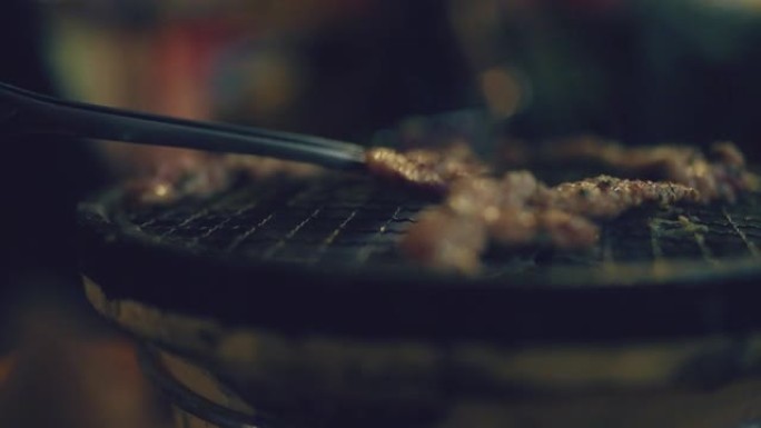 男性游客在韩国坐着吃韩国烧烤自助餐。