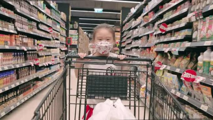 小女孩戴着医用口罩在杂货店购物