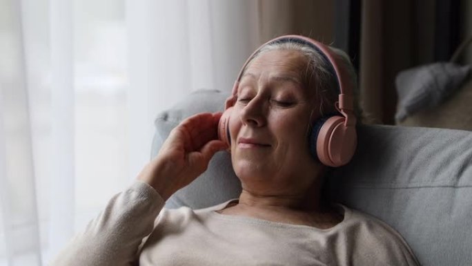 年长的女人喜欢高质量的声音，通过耳机听喜欢的音乐