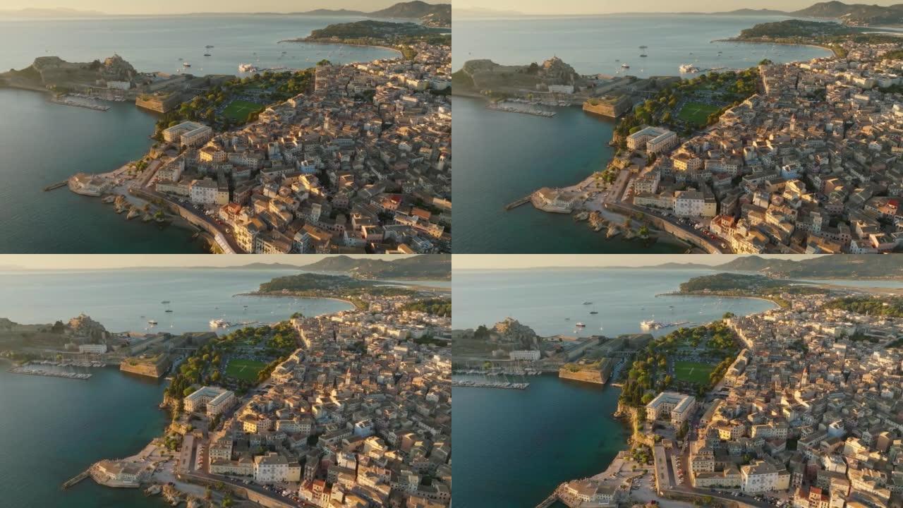 飞越希腊科孚岛克基拉老城。科孚岛的老堡垒，带游艇的泻湖和克尔克拉的老城，在柔和的早晨阳光下。希腊科孚
