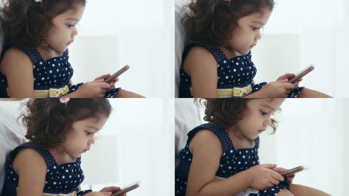 年轻女孩用手机看手机