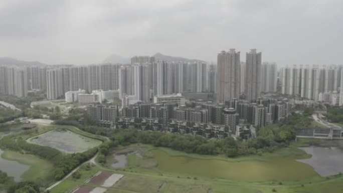 中国香港天水围湿地公园上方的高层公寓