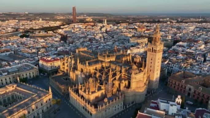西班牙塞维利亚的华丽日出。塞维利亚市中心的空中拍摄，哥特式大教堂和著名的吉拉尔达钟楼