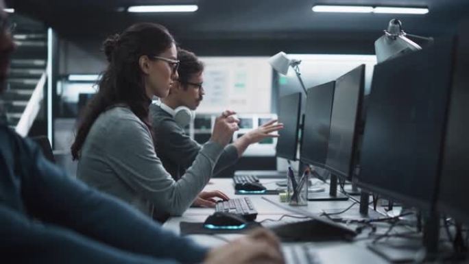 年轻的同事在电脑上工作，在工作场所聊天。男女软件开发人员讨论其协作人工智能项目的解决方案