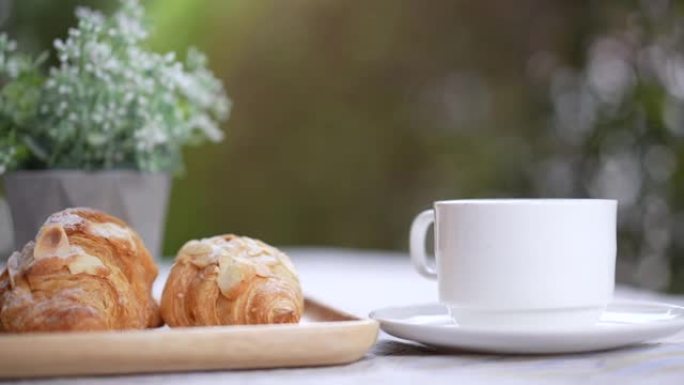 早上早餐时喝杯咖啡和羊角面包