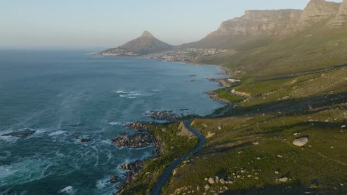 南非开普敦风景秀丽的查普曼山顶大道与12使徒山脉的鸟瞰图