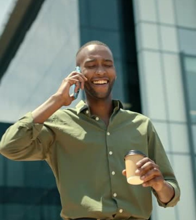 黑人，商务电话和步行在城市与咖啡，通讯或网络联系。快乐的工人，城市对话和用于移动连接，技术或街头旅行