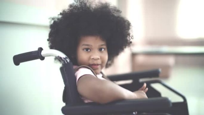 坐轮椅的女孩外国人非洲小孩实拍素材