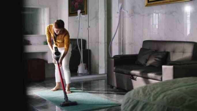 女人用吸尘器清洁地板