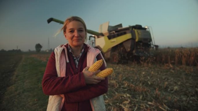 SLO MO女农民拿着玉米芯，对着镜头微笑