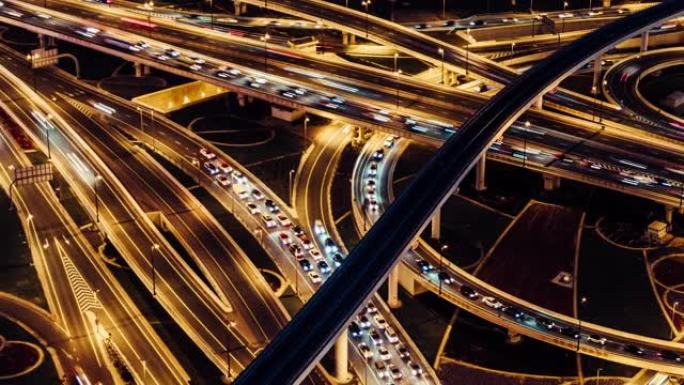 阿联酋迪拜夜间立交桥和城市交通的T/L TU鸟瞰图