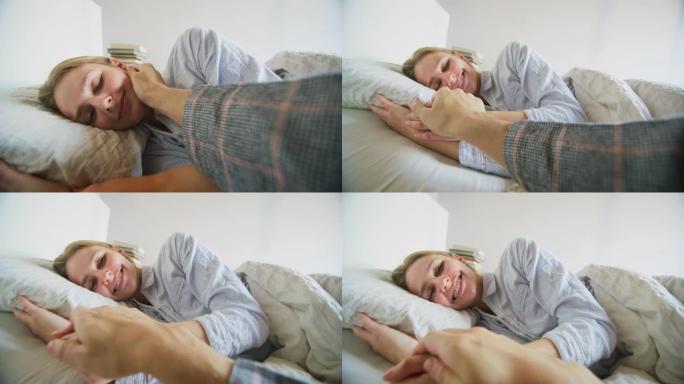 一个穿着睡衣的年轻人的POV正在爱抚他的女朋友或妻子，在一个阳光明媚的日子里，早上在卧室的床上醒来