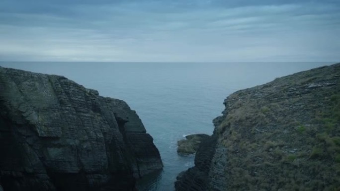 飞越崎岖的山丘出海