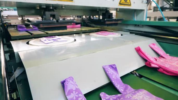 彩色塑料袋制造机的特写镜头。聚乙烯袋生产。