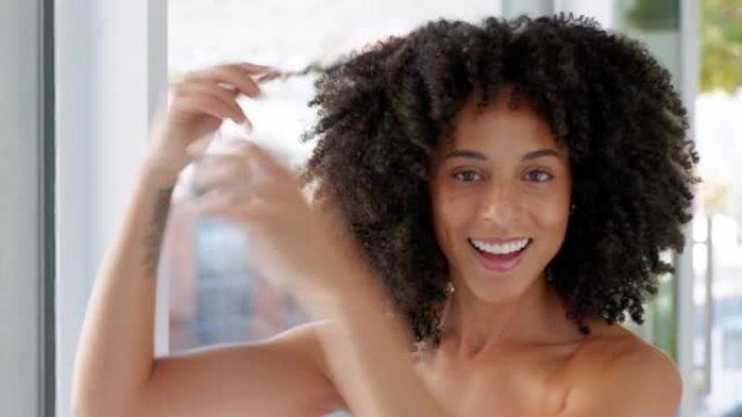 黑人女性，自然的头发和美丽，同时准备好并在家庭浴室中对头发护理，生长和非洲卷曲感到高兴。在早晨的自我