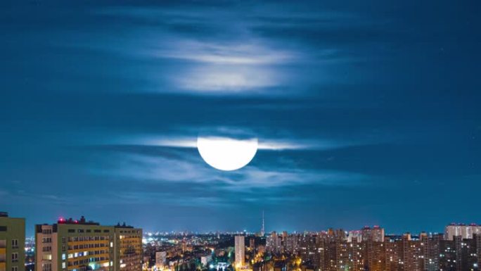 夜城上空美丽的月亮。时间流逝