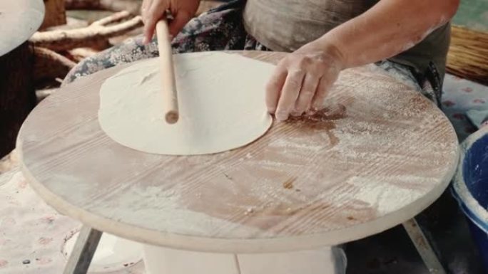 传统的土耳其当地食物，扁平面包lavash是由高级女性双手放在木板上制作的。