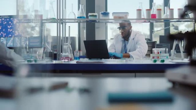 穿着白色外套和安全眼镜的英俊男性医学科学家在检查测试样品时使用微量移液器。高科技实验室的创新、实验药